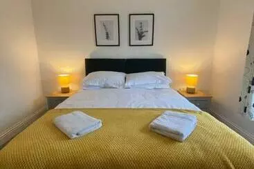 ツーリストアパートメント Spacious 3 Bed Flat A Stones Throw From The Beach