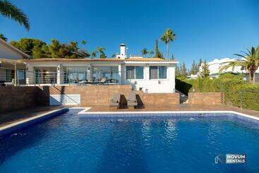 ツーリストアパートメント 5 Bdrm Hidden Gem With Heated Pool And Sea Views