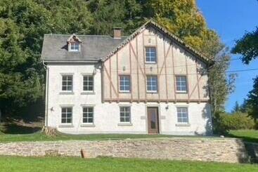 ツーリストアパートメント La Futaie De Chabrehez Maison Typique Ardennaise