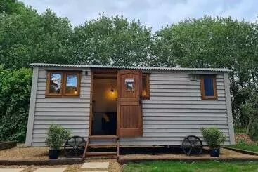 آپارتمان‌های توریست‌ها The Owls Rest Shepherds Hut Hethel