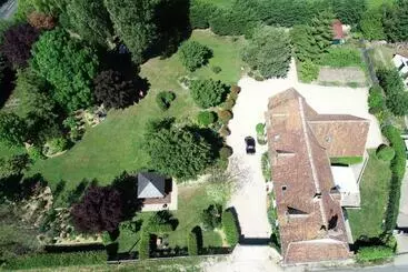 Appartements touristiques Renovated Solognote Farmhouse, 8 Rooms, 14 Peoples, Jacuzzi, Sport Room, Pétanque, Wood Fired Sauna