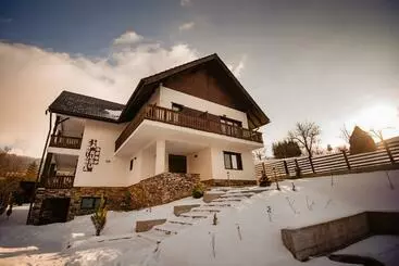 ツーリストアパートメント Agropensiunea Turistică La Rusu