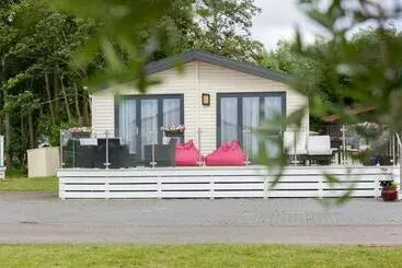 Turistihuoneistot Spacious Homely Lakeside Lodge Close To The Beaches