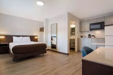 בית מלון כפרי Suburban Studios Biloxi North Area