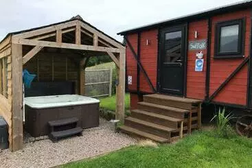 Apartamente turistice Stunning Railway Carriage With Private Hot Tub