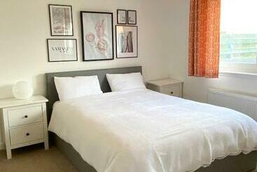 Apartamenty turystyczne Bright 2 Bedroom Apartment With Parking In Montrose