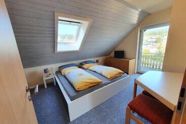 דירות לתיירים Ferienhaus Sonnengelb Im Herzen Des Schwarzwaldes