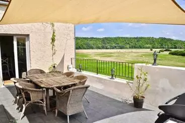 ツーリストアパートメント Confortable Maison Familiale à L Entrée Du Village Médiéval