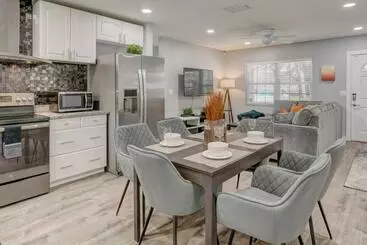 آپارتمان‌های توریست‌ها Adventure Awaits In Tampa Bay With Beautiful Decor 4br With Backyard Oasis Near Busch Gardens & Adve