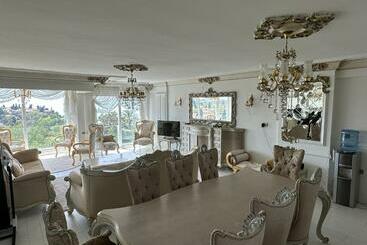 ツーリストアパートメント Konyaaltı Plajına 10 Dakika Kral Dairesi