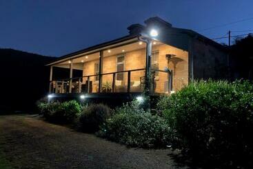 Жильё для туристов First Farm Cottage