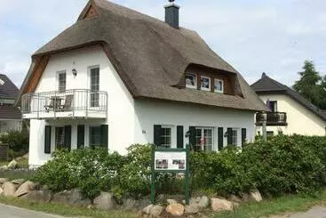 ツーリストアパートメント Reetdachhaus Am Bodden Middelhagen