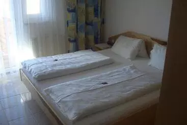 Отель Gästehaus Und Weinbau Zur Wiederkehr Strudler