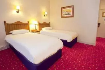 Отель Travelodge Walton on Thames