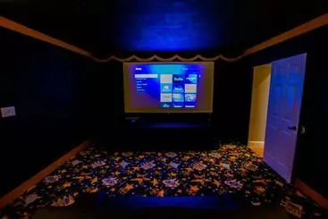 ツーリストアパートメント Lake Hamilton Iii Pool And Backyard Oasis With Kayaks Lake Access Theater