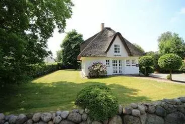 ツーリストアパートメント Haubarg Reetdachhaus Lüttje Haubarg