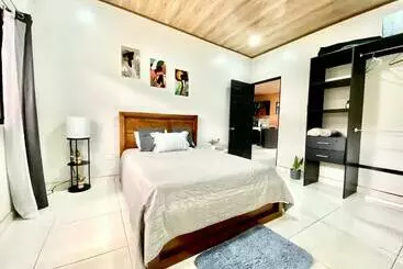 ツーリストアパートメント Orange Apartment 5 Min Aeropuerto Juan Santamaria