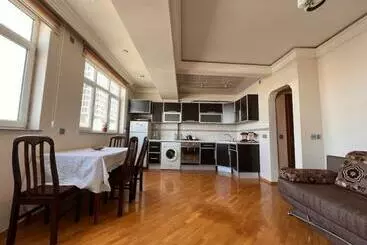 Turistihuoneistot Lovely 1bedroom Flat With A Full View Of F1 Drs Zone And Flame Towers