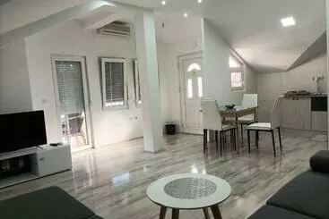 آپارتمان‌های توریست‌ها Ceca Apartment