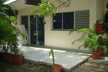 آپارتمان‌های توریست‌ها Alizes Bungalows Sarl   Location Bungalow Cerise 1