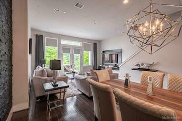 آپارتمان‌های توریست‌ها The Posh Haus   Downtown   Grb   King Bed