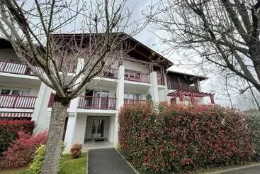 ツーリストアパートメント T2 Confortable à Cambo Les Bains, 1er étage, Parking, Wi Fi, Proche Centre, Quartier Calme   Fr 1 49