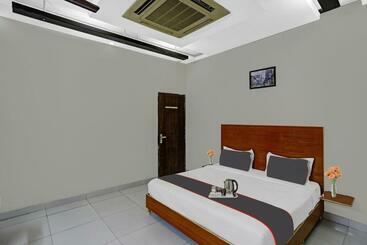 Hotel Capital O Chirag