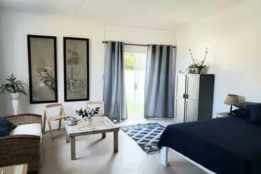 ツーリストアパートメント Little Jack S Cottage   2 Guests + Pet Friendly