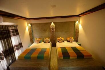 Bed and Breakfast Eco Chalet   Airport Transit