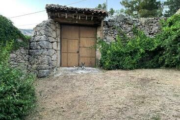 ツーリストアパートメント La Serrota Casa Rural