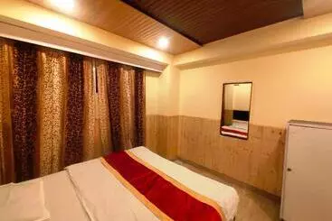 Hotel The Krishna Boho Near Mall Road