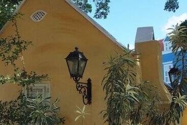 هتل Kura Botanica