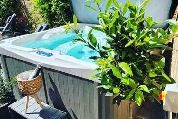 호텔 Executive Suite With Private Hottub, Full Skytv In 600 Year Old Manor House