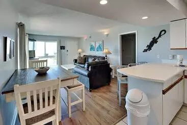 ツーリストアパートメント Aqua Villa #105 Beachside 2 Bedroom Condo
