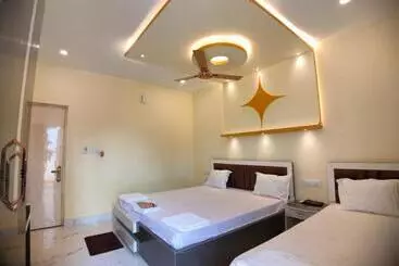 Hotel Hindusthan Inn   On Beach