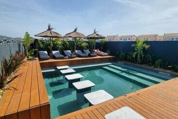 Отель The Salty Pelican Yoga & Surf Retreat