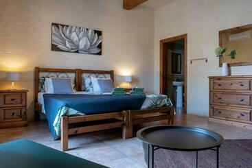 تختخواب و صبحانه Moonshine Villa