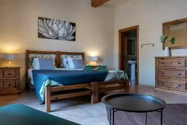 تختخواب و صبحانه Moonshine Villa