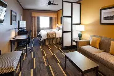 هتل Best Western Plus Emerald Inn & Suites