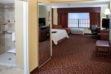 Отель Hampton Inn & Suites Watertown