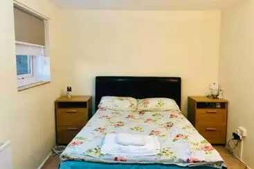 Majatalo Private Room 4 5 Minutes Drive To Luton Airport