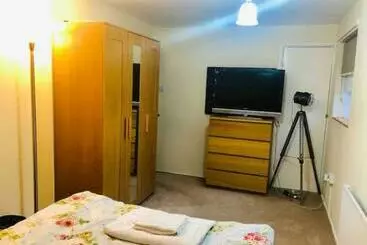 پانسیون Private Room 4 5 Minutes Drive To Luton Airport