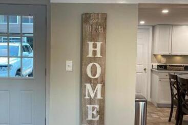 آپارتمان‌های توریست‌ها Little Landing Cottage On Cobbossee Lake