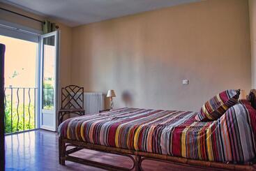 آپارتمان‌های توریست‌ها Agréable Maison 3 Chambres Avec Piscine