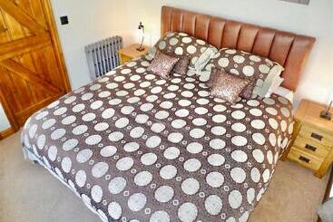 Apartamentos turísticos Beautiful Ancient Stone Cottage, Local Walks & Pub!