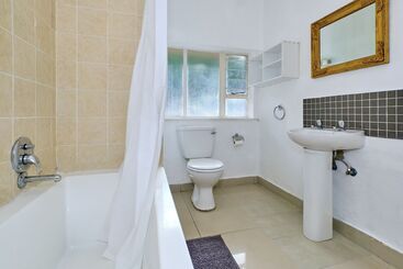 Отель Inn & Out Sandton Park