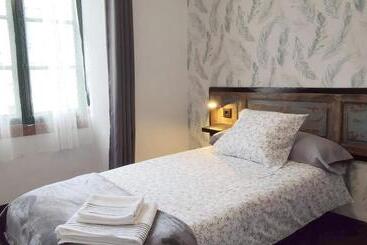 آپارتمانهای توریستها Piso Céntrico Amplio, Luminoso, En Casa De Piedra