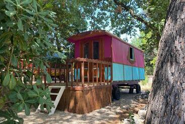 Hotel Les Roulottes De Bayama Logement Insolite Avec Jacuzzi