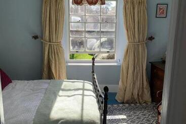 Жильё для туристов Charming Townhouse In Bruton