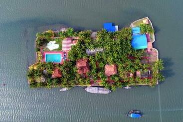 リゾートホテル Regant Lake Village, Kollam